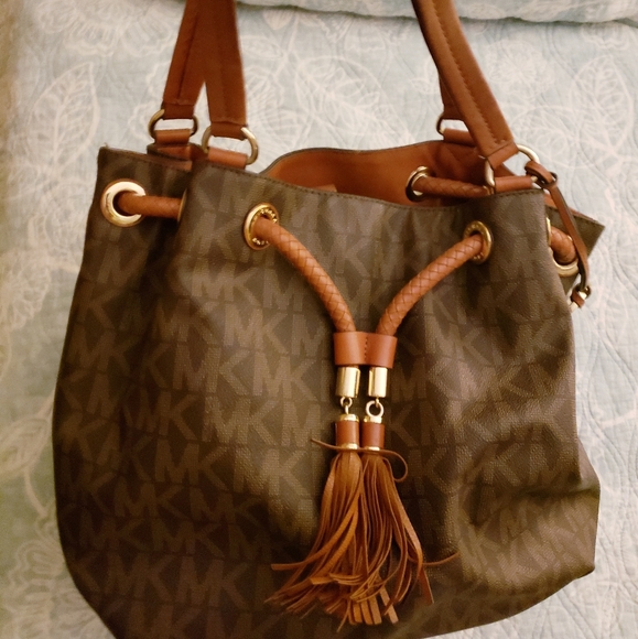 Michael Kors Bucket Handbag - Picture 2 of 3